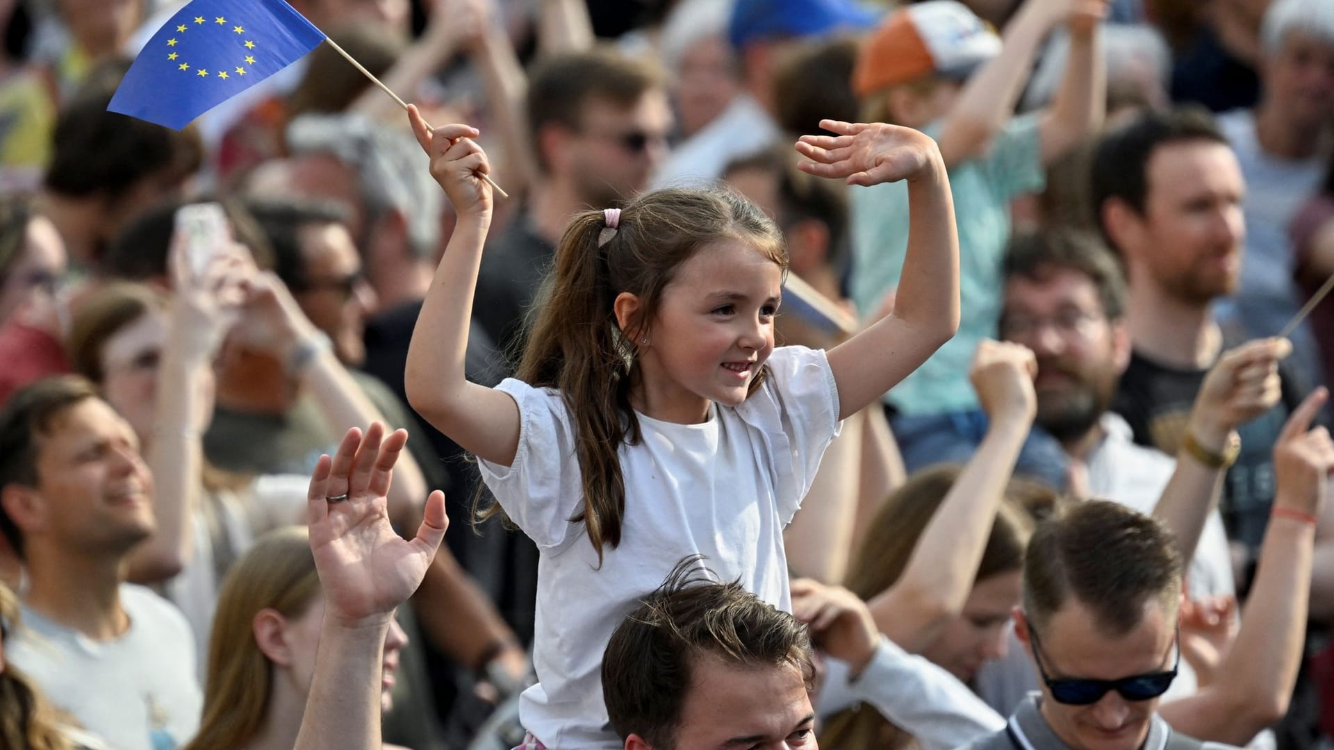 Macron spricht die Jugend an: Sie soll dabei helfen, Europa zu verteidigen.