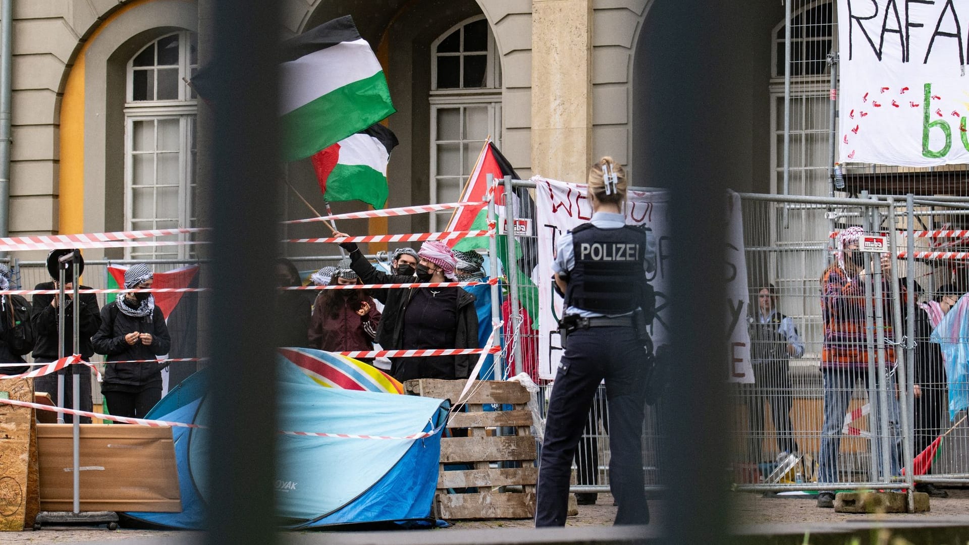 Propalästinensische Demonstration blockiert Eingang der Uni Bonn Propalästinensische Demonstration blockiert Eingang der Uni Bonn