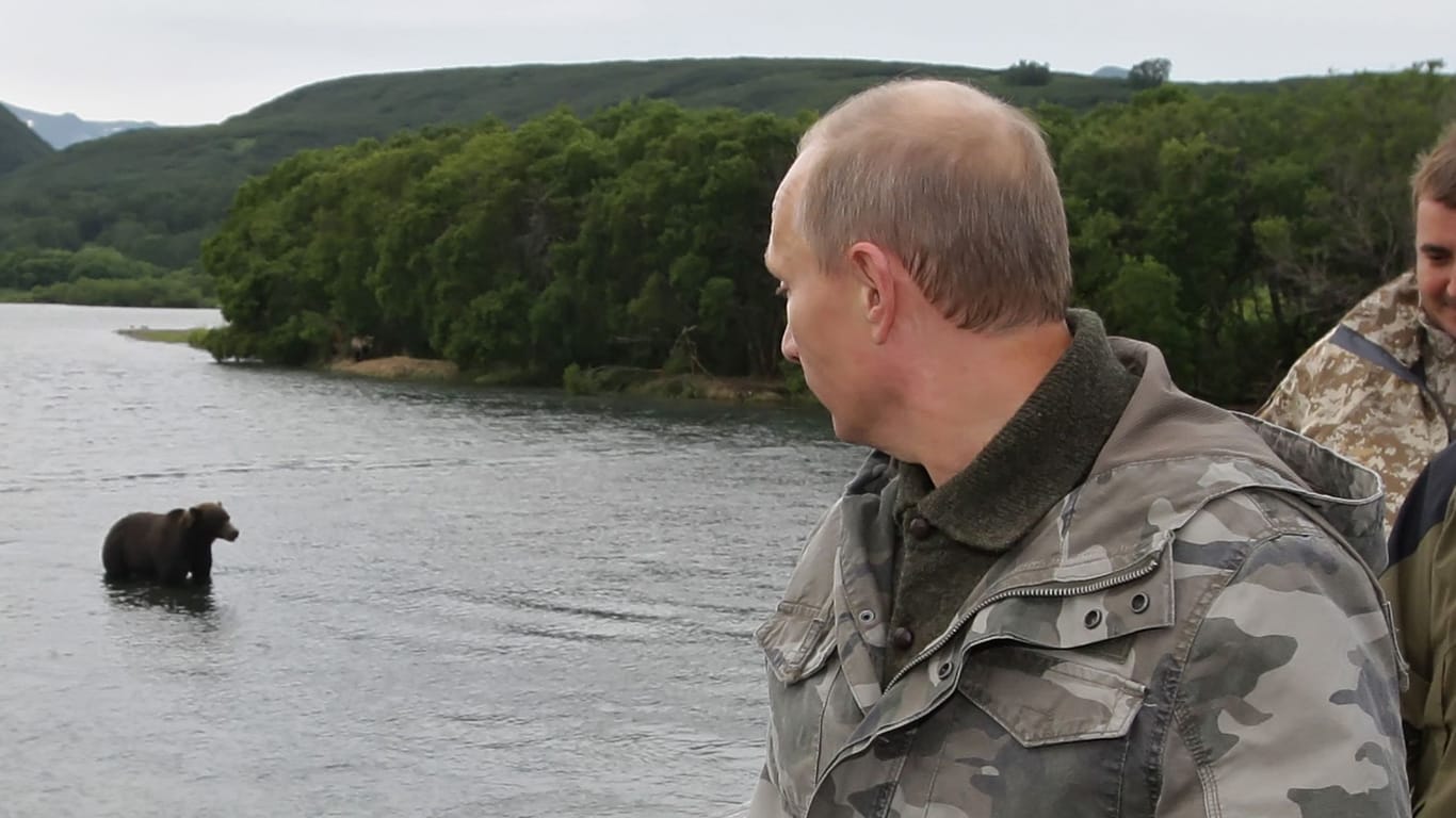 Wilder Osten: Premierminister Putin mit Bär in den Weiten Russlands im Jahr 2010.