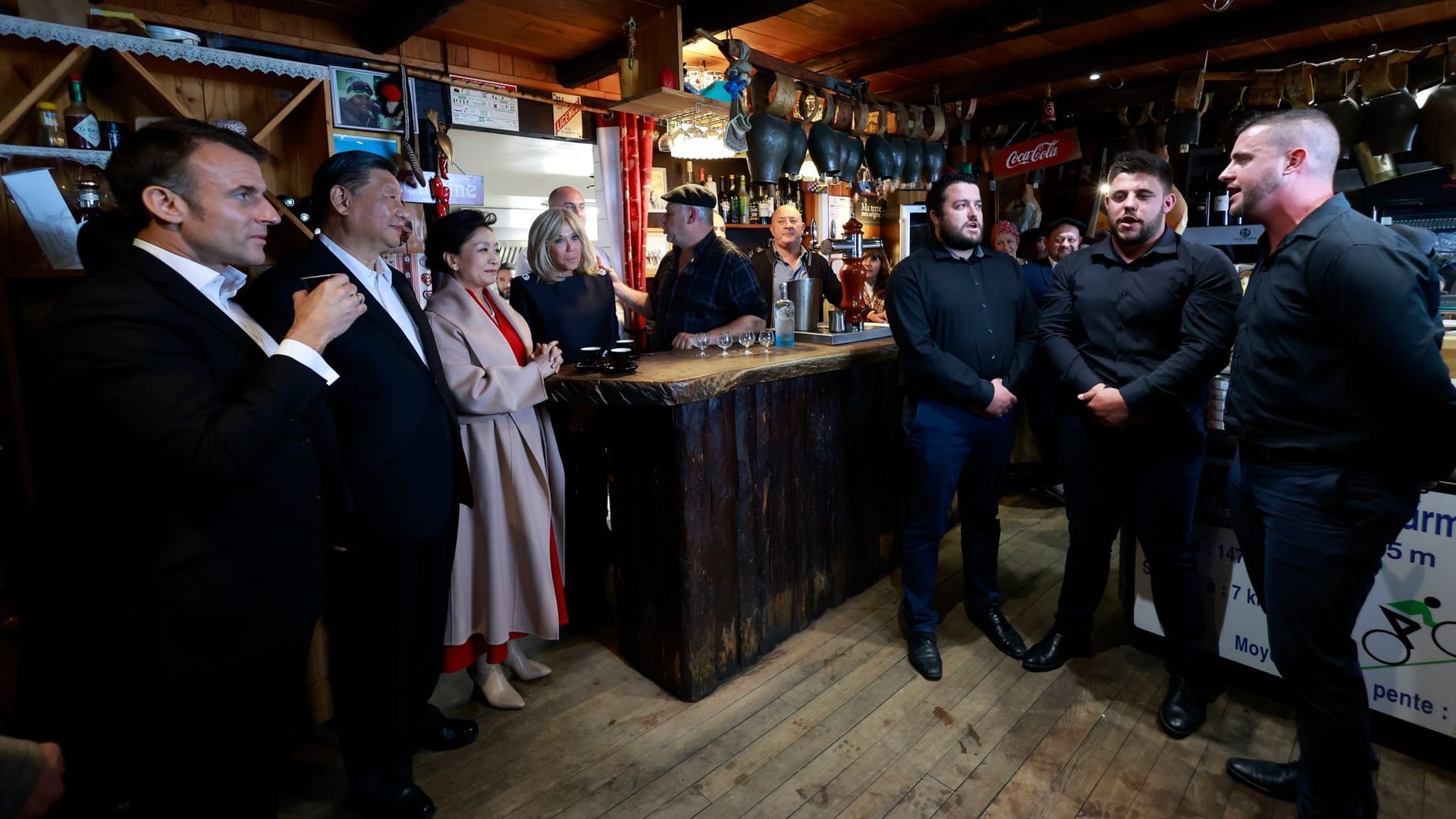 Xi Jinping und Emmanuel Macron stehen in einem Restaurant am Tourmalet-Pass in den Pyrenäen.