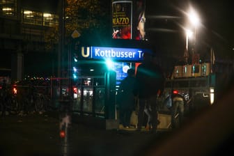 Eingang zum U-Bahnhof Kottbusser Tor (Symbolbild): In der Nacht auf Dienstag kam es zu einem handgreiflichen Streit.