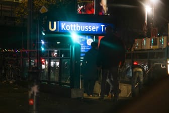 Eingang zum U-Bahnhof Kottbusser Tor (Symbolbild): In der Nacht auf Dienstag kam es zu einem handgreiflichen Streit.