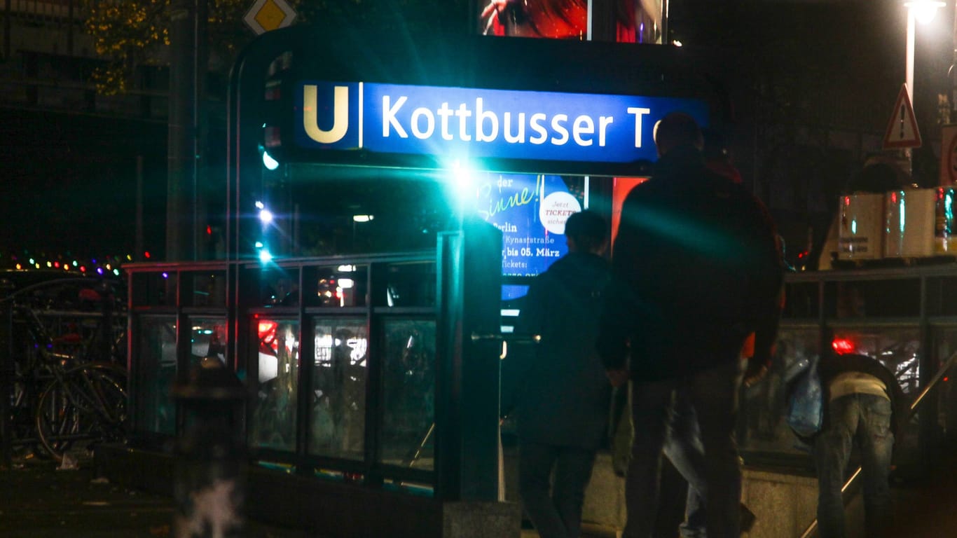 Eingang zum U-Bahnhof Kottbusser Tor (Symbolbild): In der Nacht auf Dienstag kam es zu einem handgreiflichen Streit.