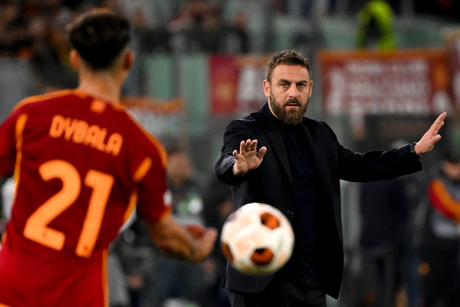 Paulo Dybala und Daniele De Rossi (r.): Rom steht nun im Rückspiel unter Druck.
