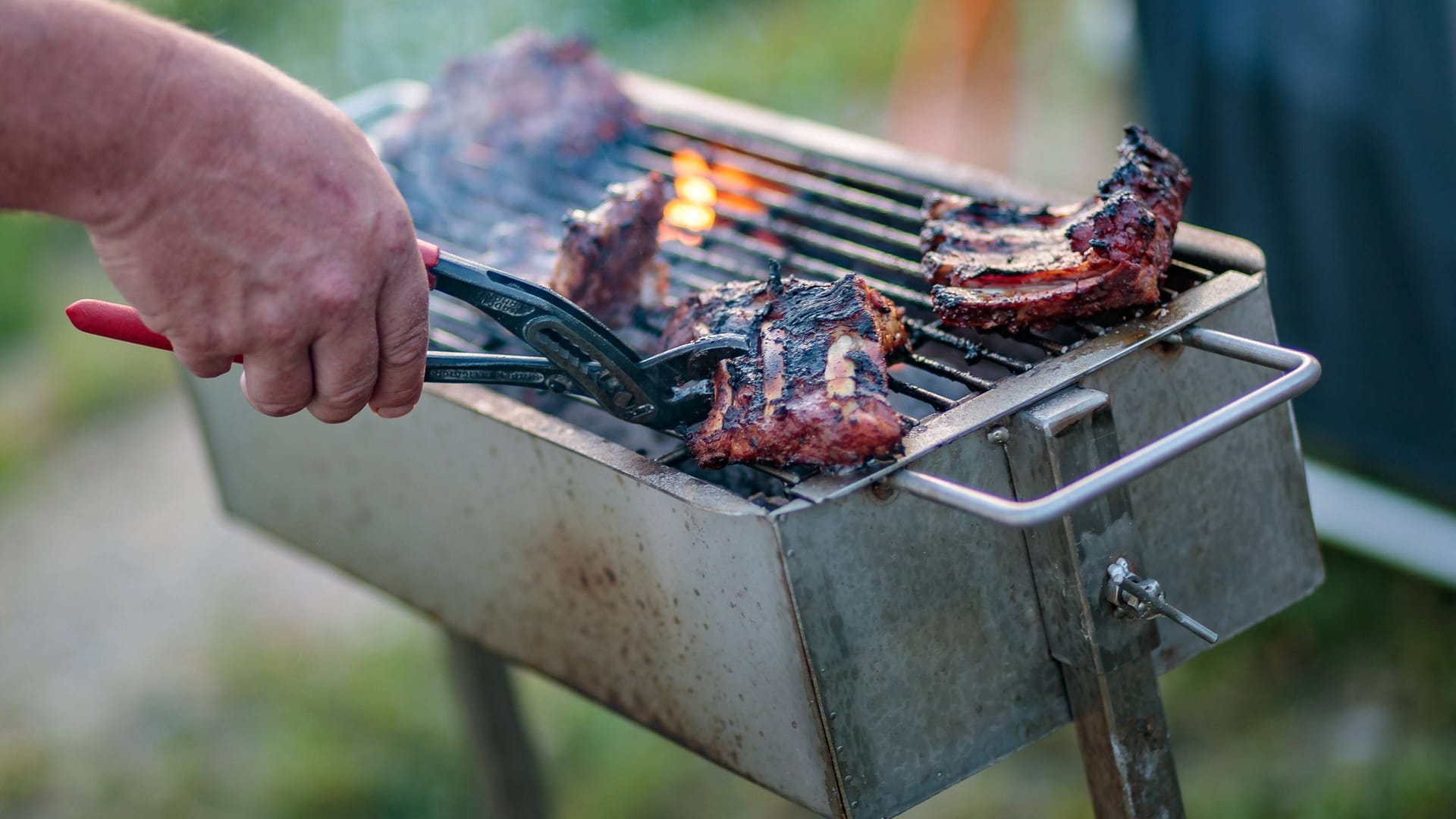 Auch hier ist Rücksicht gefragt: Das Grillen ist auf Campingplätzen erlaubt – einen Holzkohlegrill sollten Sie aber nicht unbedingt direkt an der Grenze zum Nachbarn aufstellen.