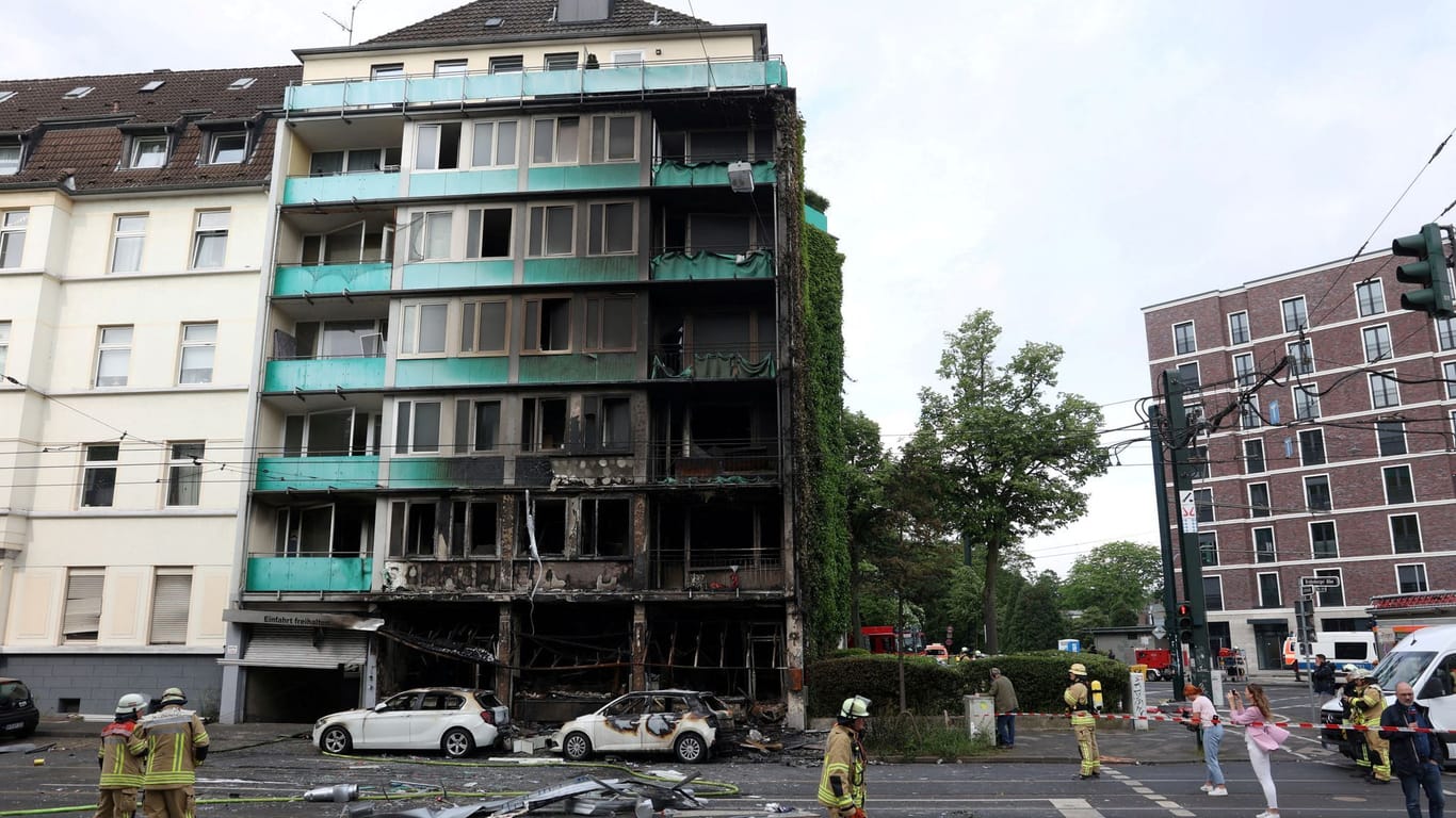 Schaden an dem Haus der Explosion in Flingern: Die Ermittlungen richten sich Berichten zufolge gegen einen Mann.