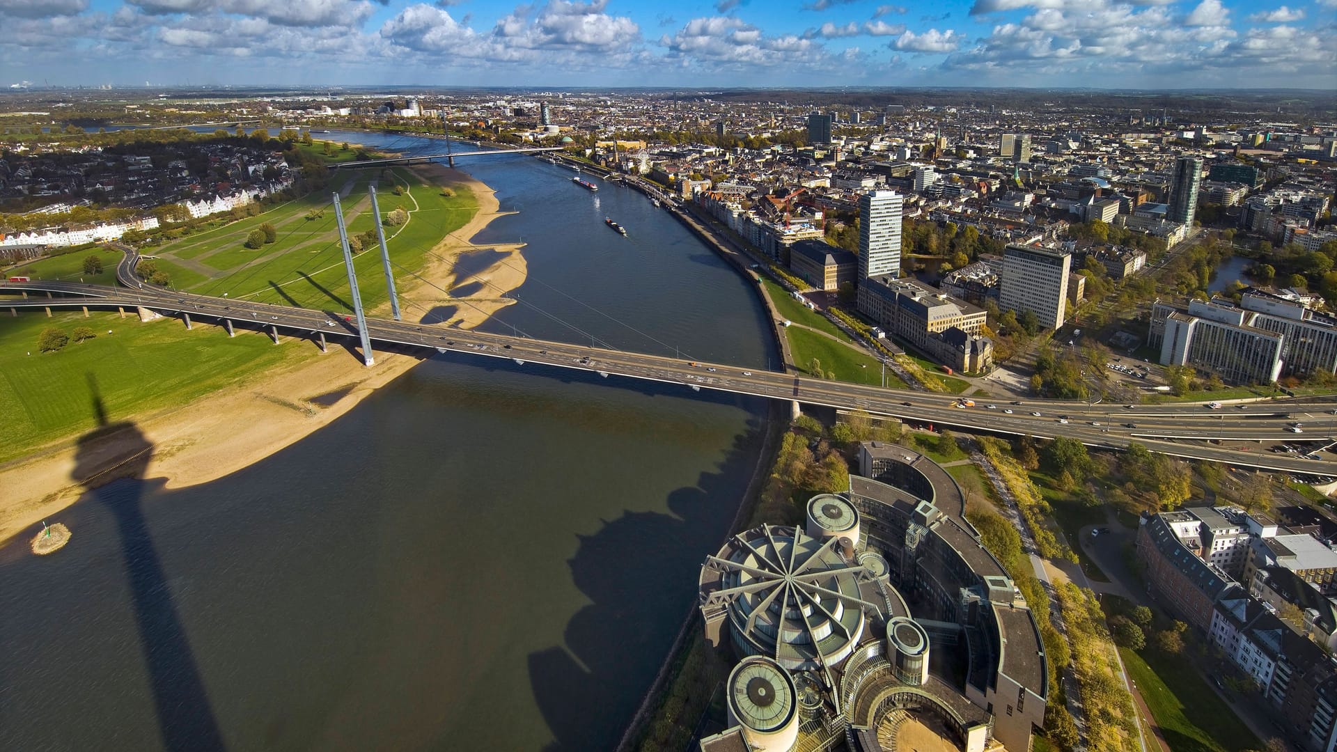 Blick über Düsseldorf: Statt wie andere Bundesländer frühzeitig gegenzusteuern, drückt NRW den Kommunen nun kurzfristig Änderungen bei der Grundsteuer auf.