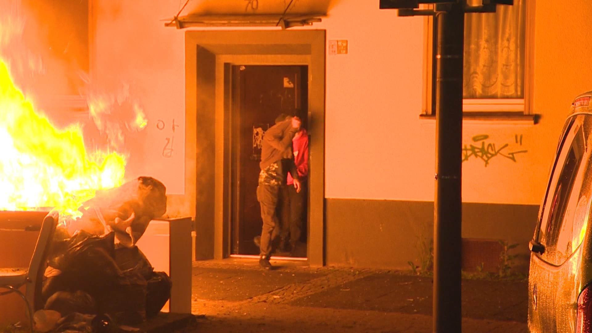 Bewohner retten sich vor den Flammen: In der Nordstadt brannte es auf offener Straße. Bewohner retten sich vor den Flammen: In der Nordstadt brannte es auf offener Straße.
