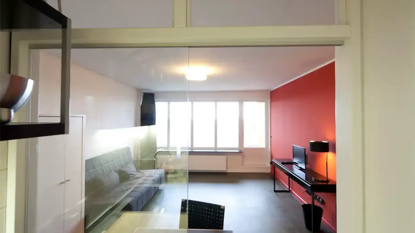 Blick aus der Küche: Die Wohnung ist höher und breiter, als von Le Corbusier ursprünglich geplant.