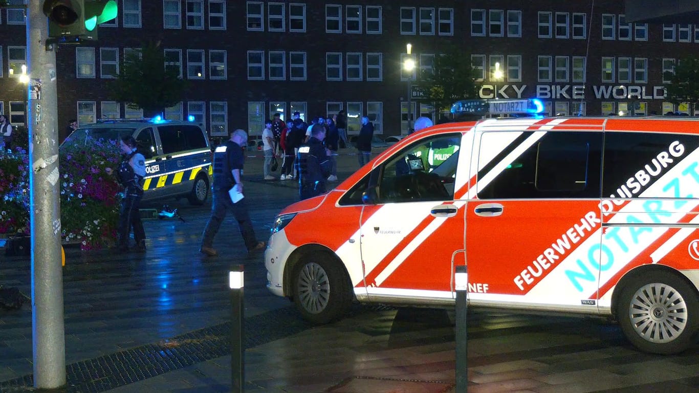 Einsatzkräfte am Bahnhof Duisburg: Die Polizei ermittelt.