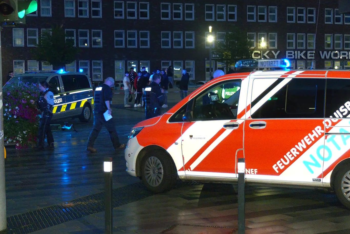 Einsatzkräfte am Bahnhof Duisburg: Die Polizei ermittelt.