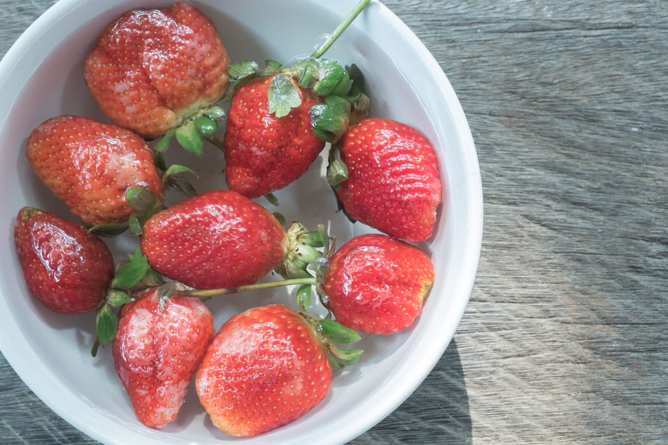 Frühlingsklassiker: Fehler beim Erdbeeren waschen beeinträchtigt den Geschmack.