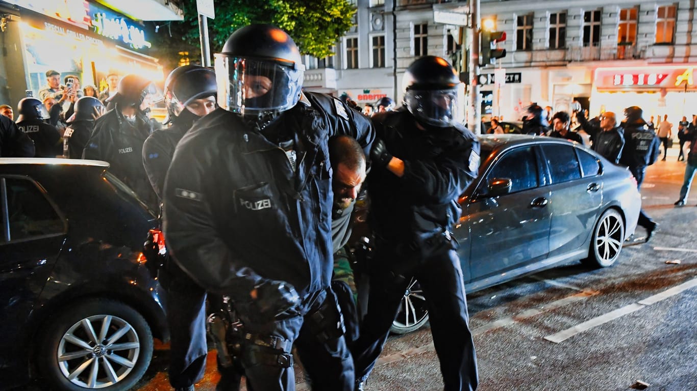 Polizisten nehmen am Mittwochabend auf der Sonnenallee einen Mann in Gewahrsam.