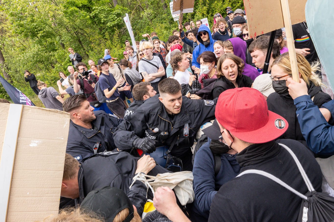 Demonstranten gegen Polizisten: Bei den Protesten kam es zu Auseinandersetzungen.