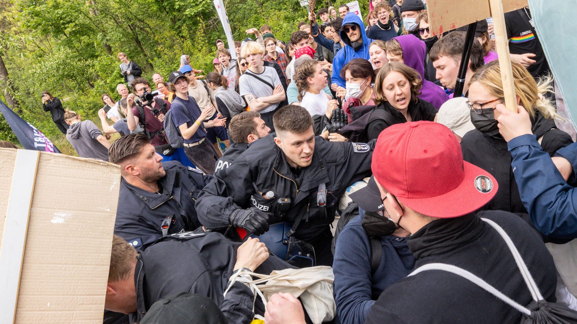 Demonstranten gegen Polizisten: Bei den Protesten kam es zu Auseinandersetzungen.