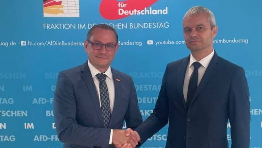 Parteichefs: Tino Chrupalla von der AfD und Kostadin Kostadinov, der mit seiner Partei "Wiedergeburt" die AfD für eine gemeinsame Fraktion umwirbt.