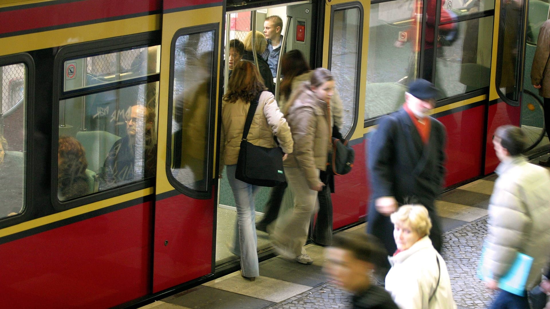 S-Bahn Haltestelle Berlin Schöneberg - Fahrgäste steigen aus und ein , Personen , Wischeffekt; 2004, Berlin, Haltestellen, Bahnhof, Bahnhöfe, Station, Stationen, ÖPNV, öffentlich, öffentliche, öffentlicher, Nahverkehr, Personennahverkehr, Öffentliche Verkehrsmitte, Fahrgas S-Bahn Haltestelle Berlin Schöneberg - Fahrgäste steigen aus und ein , Personen , Wischeffekt; 2004, Berlin, Haltestellen, Bahnhof, Bahnhöfe, Station, Stationen, ÖPNV, öffentlich, öffentliche, öffentlicher, Nahverkehr, Personennahverkehr, Öffentliche Verkehrsmitte, Fahrgas