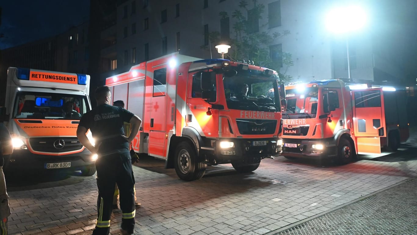 Einsatzkräfte am Unfallort in Friedrichshain: Ein Mann ist nach einem Sprung in die Spree gestorben.