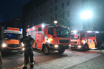 Einsatzkräfte am Unfallort in Friedrichshain: Ein Mann ist nach einem Sprung in die Spree gestorben.
