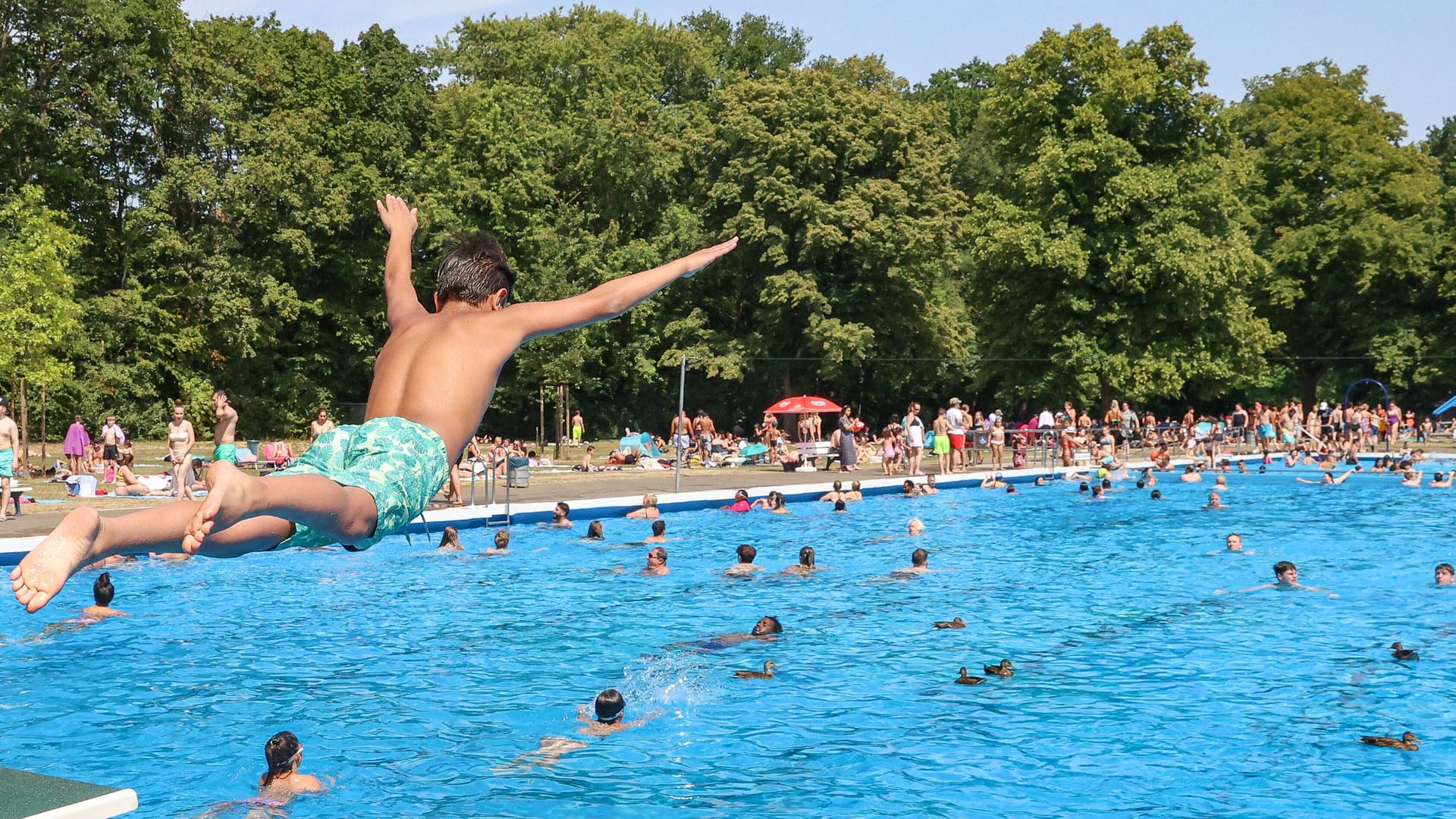 Freibad in Hannover (Archivbild): Bei schönem Wetter kann es in den Bädern voll werden.