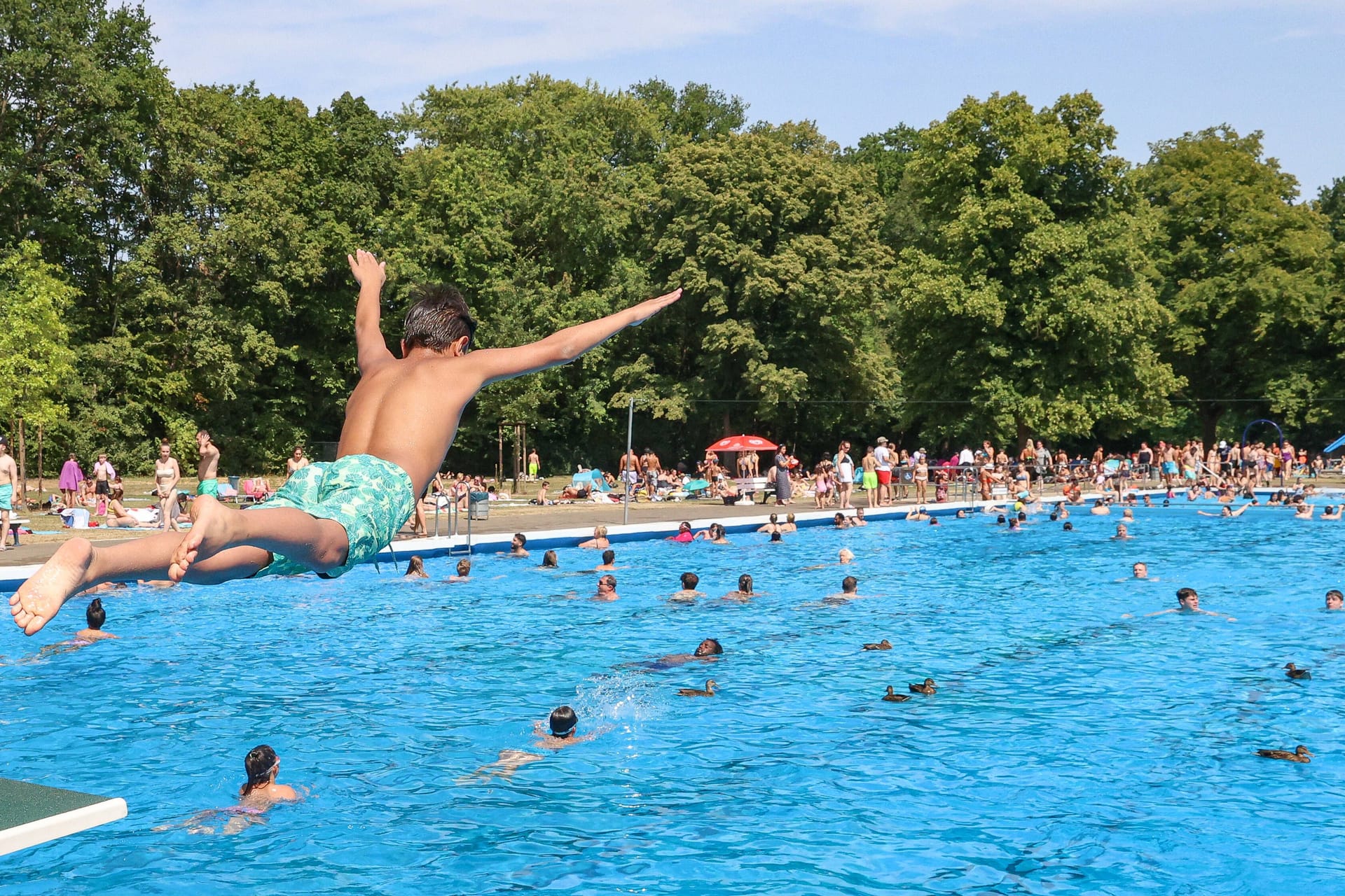 Freibad in Hannover (Archivbild): Bei schönem Wetter kann es in den Bädern voll werden.