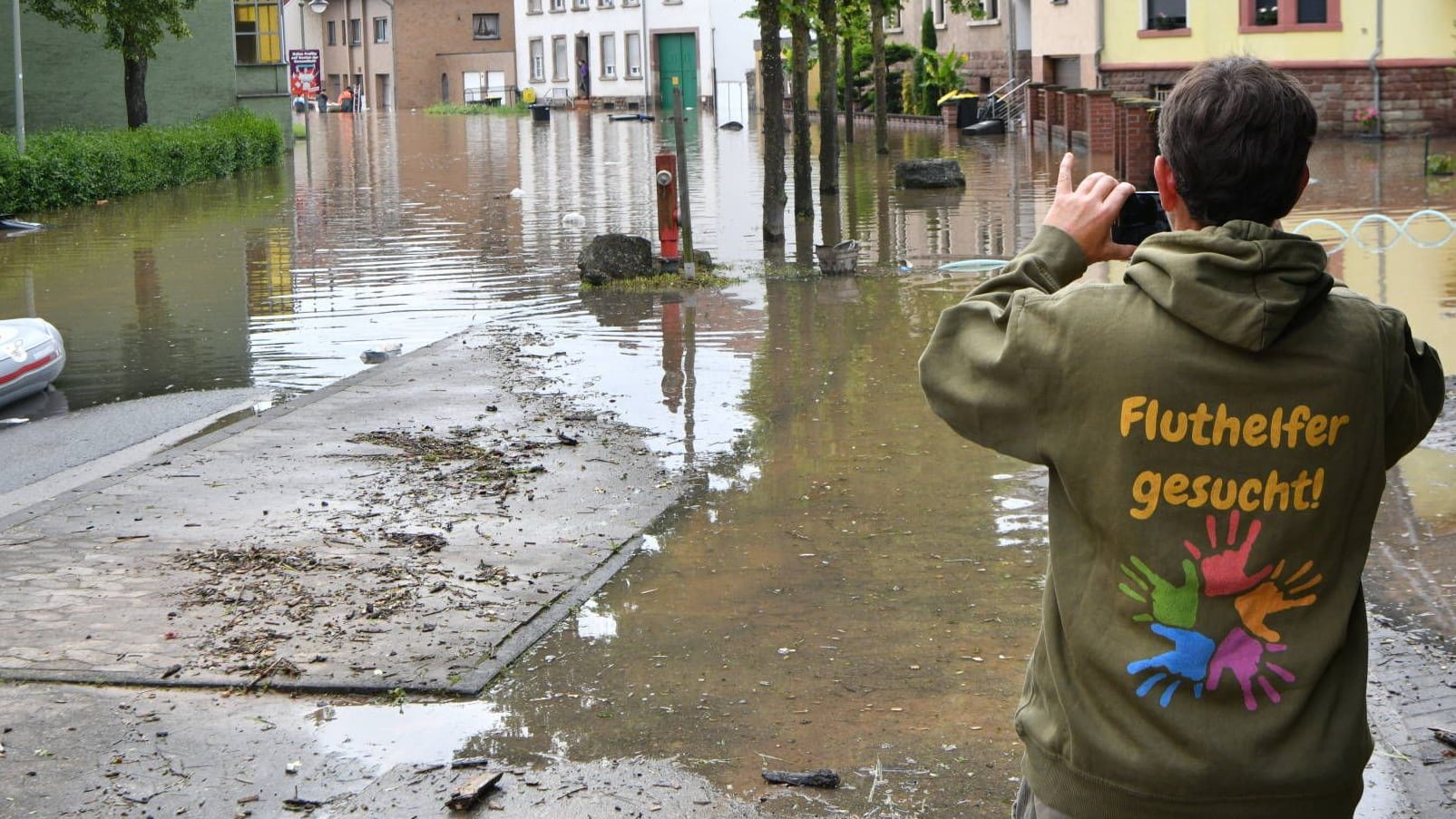 Ein Mann betrachtet die Schäden des Hochwassers.