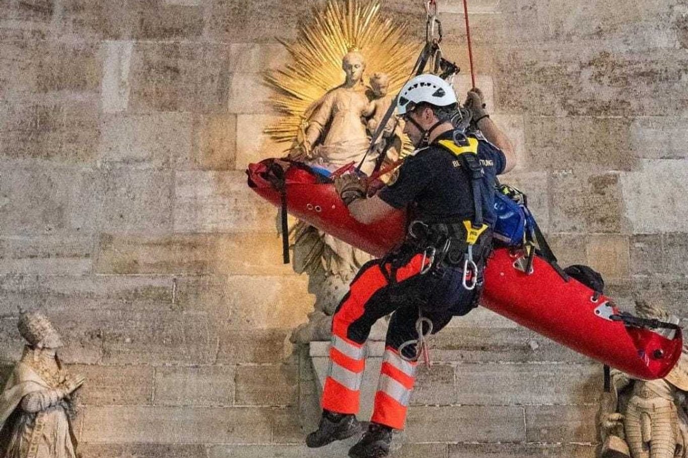 Rettung aus 70 Metern Höhe: Tourist kollabiert in Wiener Stephansdom.
