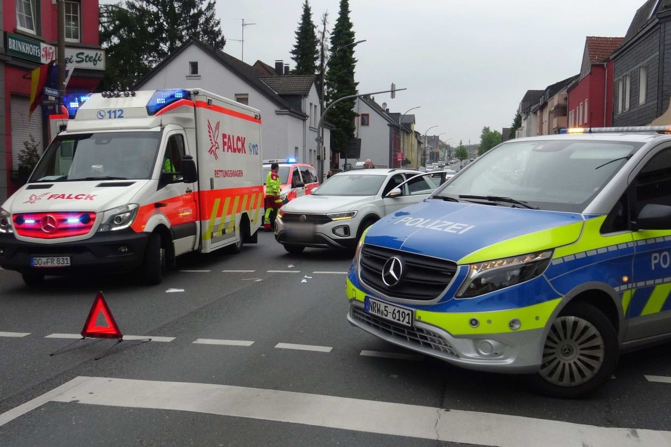 Unfallabsicherung auf der Provinzialstraße: Ein weißer Volkswagen hat einen Fußbänger angefahren.