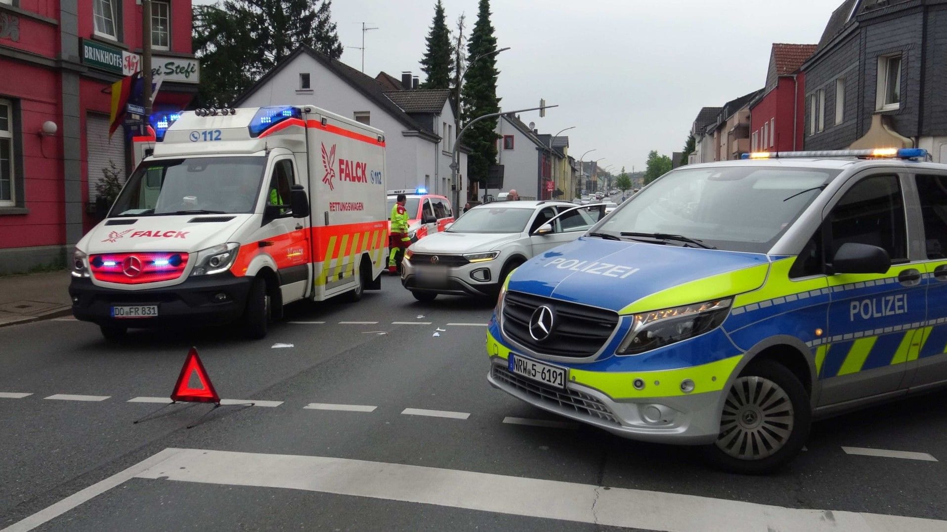 Unfallabsicherung auf der Provinzialstraße: Ein weißer Volkswagen hat einen Fußbänger angefahren. Unfallabsicherung auf der Provinzialstraße: Ein weißer Volkswagen hat einen Fußbänger angefahren.