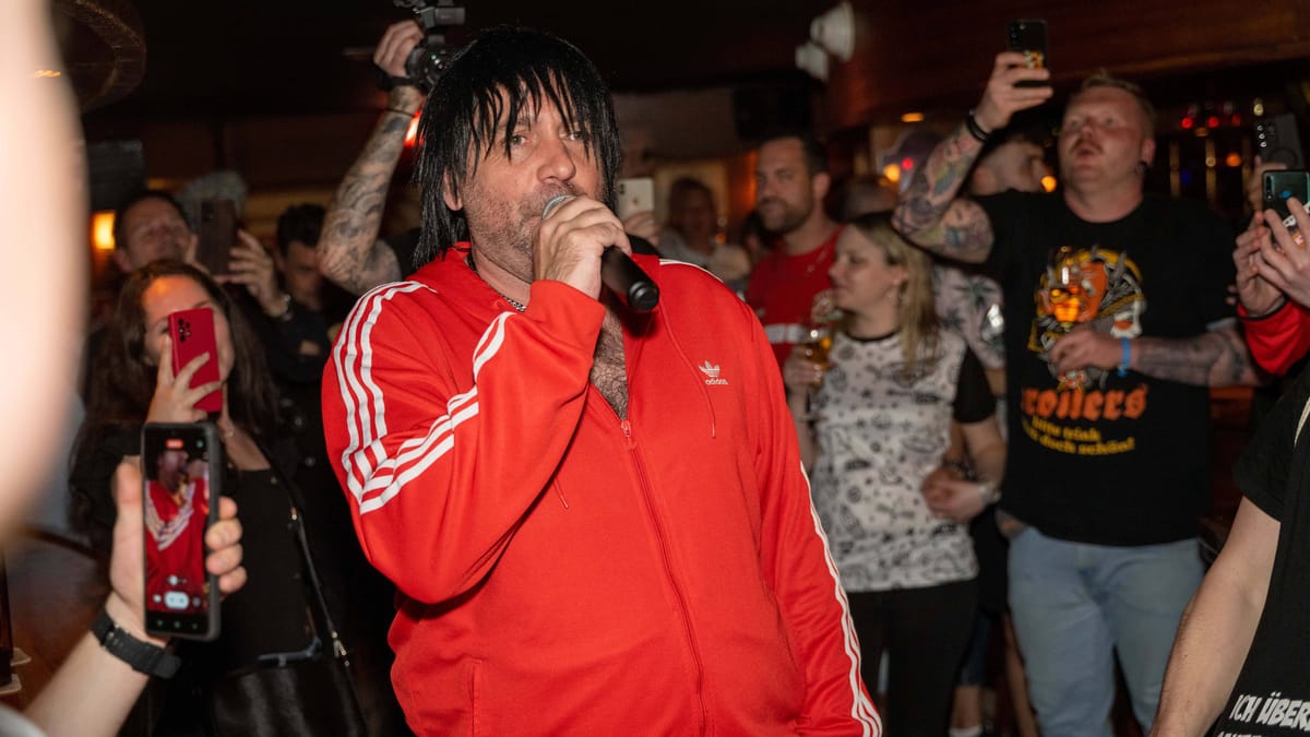 Ballermann-Star Ikke Hüftgold singt mit den Rabaue