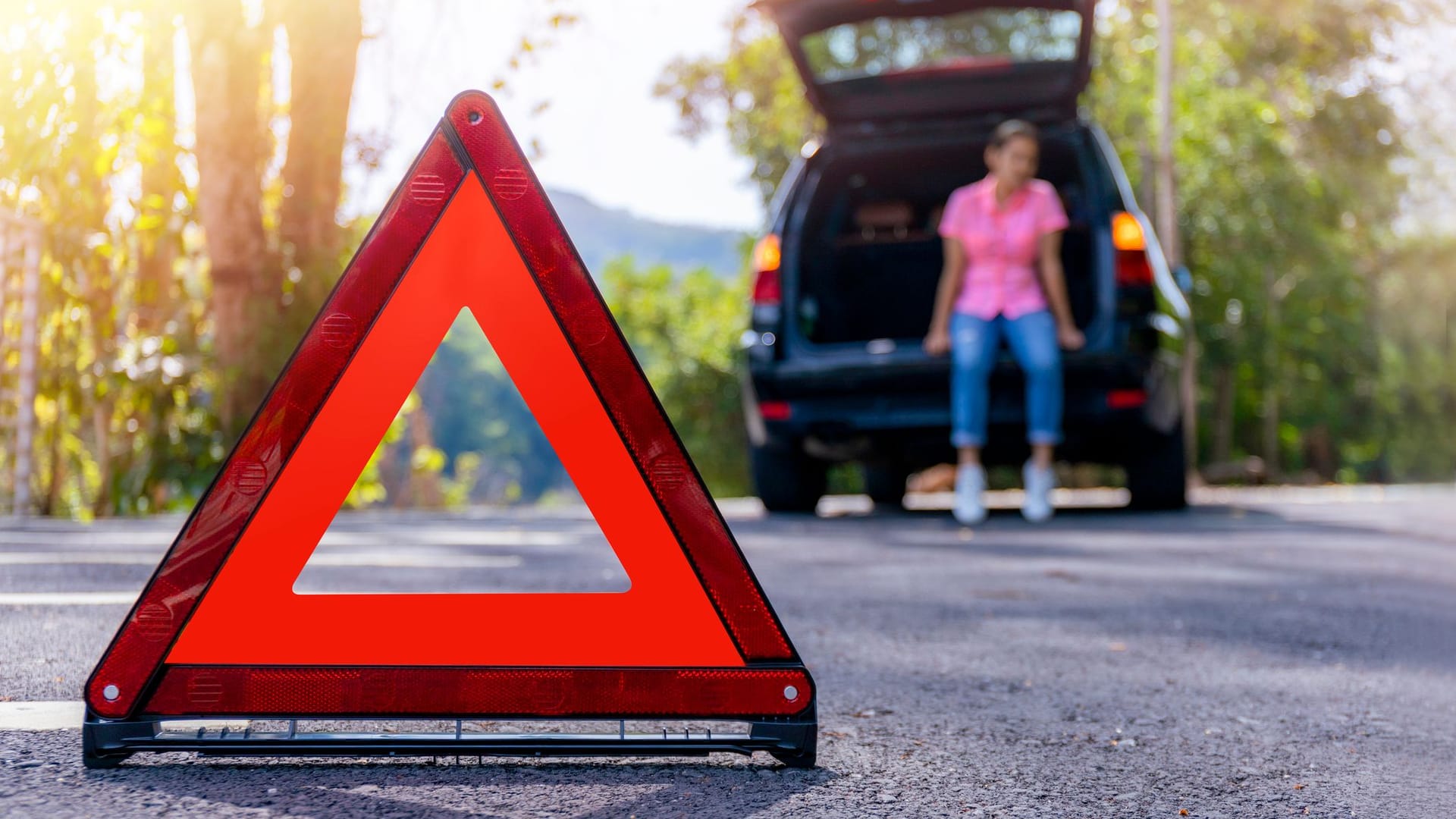 Auto steht mit einer Panne am Straßenrand