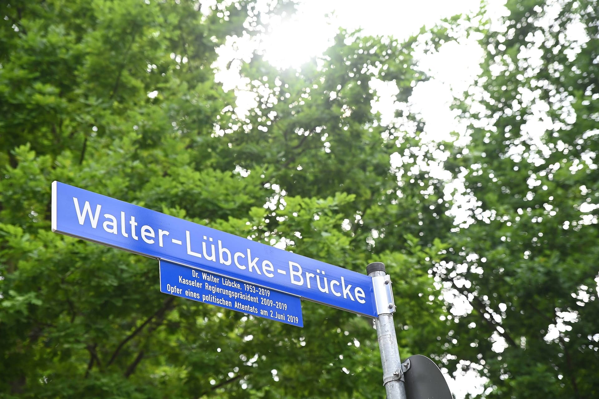 Umbenennung einer Fußgängerbrücke in Kassel in Walter-Lübcke-Brücke: 2019 wurde der Kasseler Regierungspräsident von einem Rechtsradikalen ermordet.