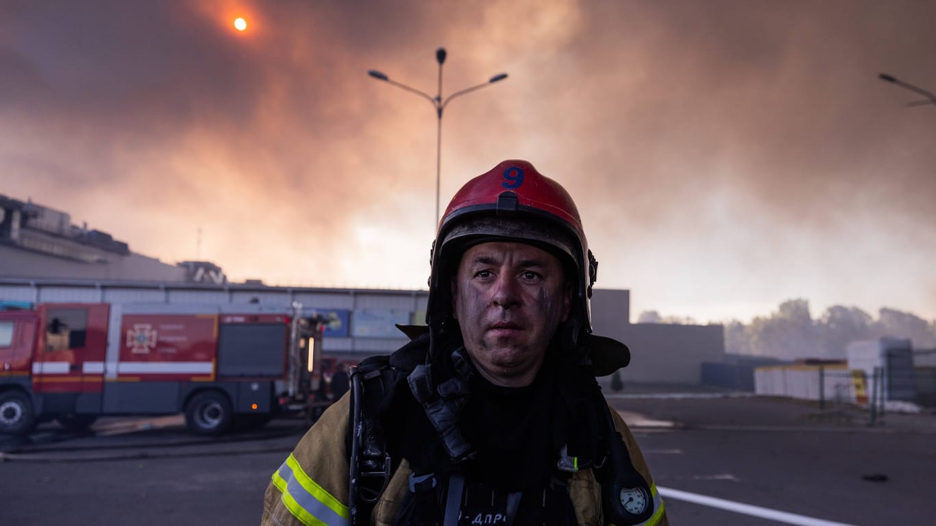 Erst Bomben, dann Flammen: Ein Feuerwehrmann vor dem Baumarkt im ukrainischen Charkiw.