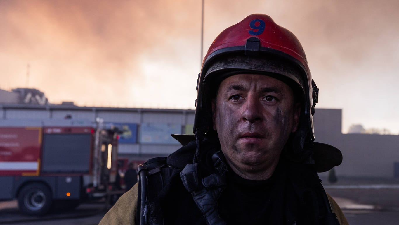 Erst Bomben, dann Flammen: Ein Feuerwehrmann vor dem Baumarkt im ukrainischen Charkiw.