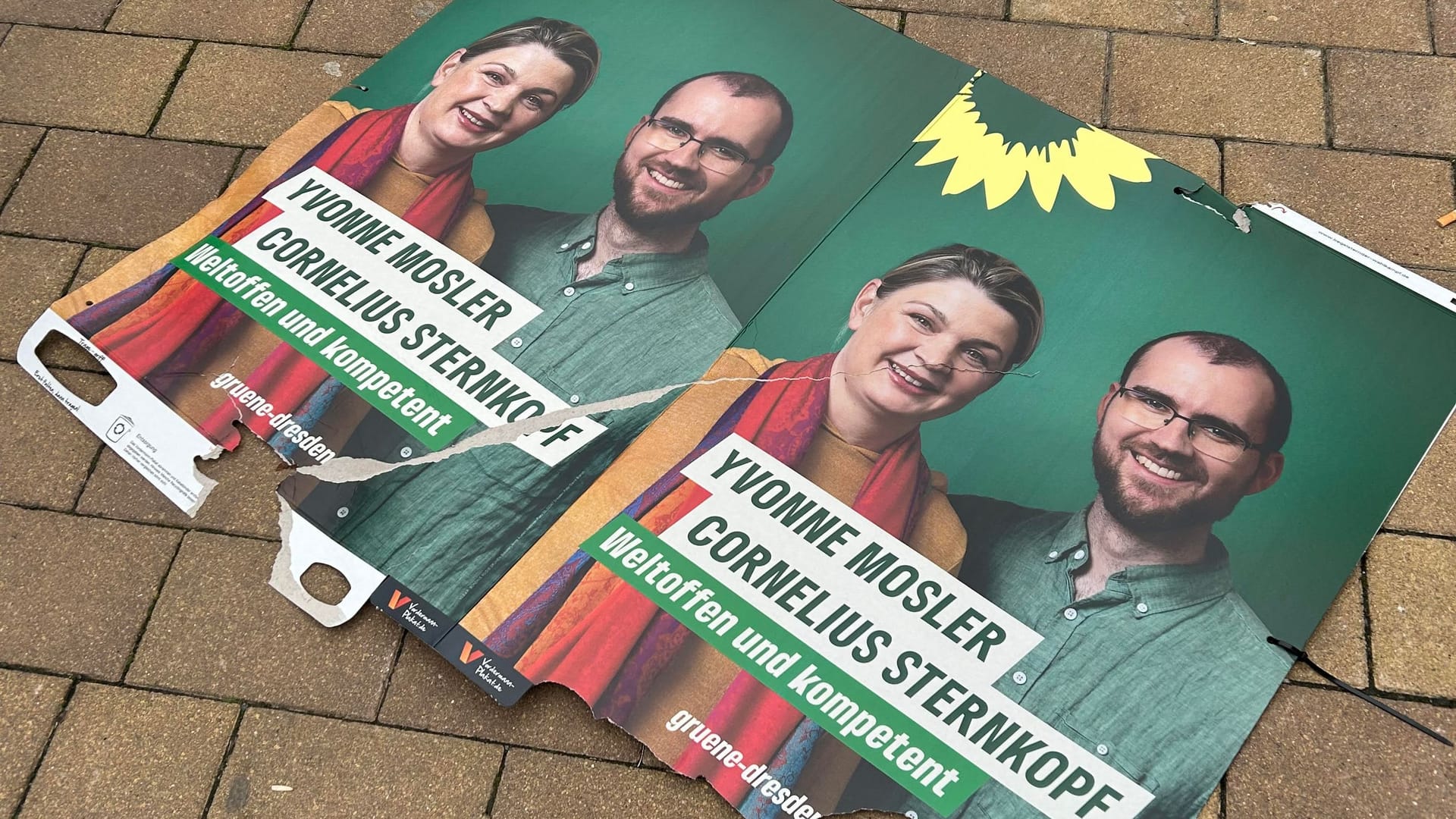 Das heruntergerissene Wahlplakat am Amalie-Dietrich-Platz: Mosler dokumentiert den Schaden und wird kurz darauf gestoßen und bespuckt.