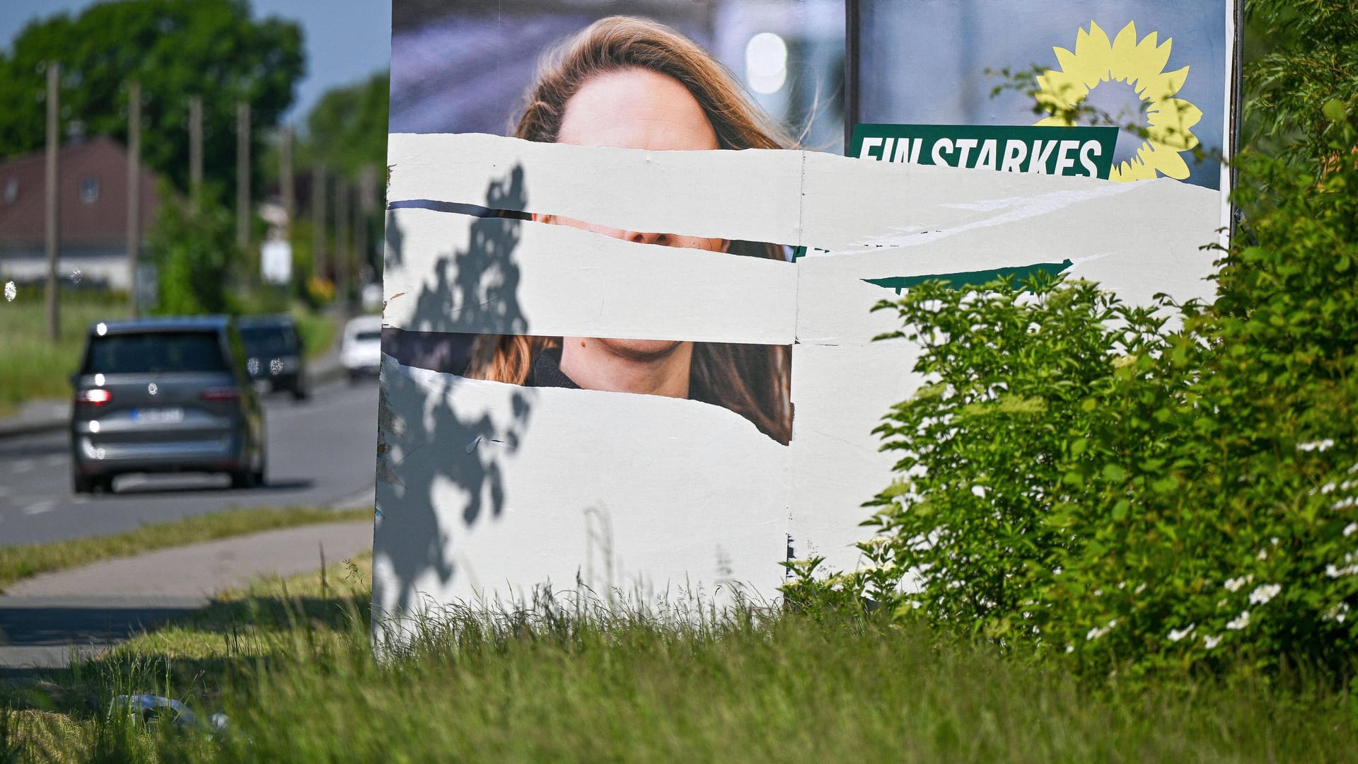 Beschädigtes Wahlplakat der Grünen (Symbolbild): Gerade im ländlichen Osten ist die Lage prekär.
