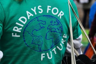 Eine Frau demonstriert in einem grünen T-Shirt mit der Aufschrift "Friday for Future": Die Klimabewegung hat in Köln eine große Demo angemeldet.