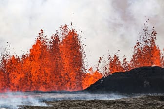 Ein Vulkan spuckt Lava. Es ist der fünfte Vulkanausbruch seit Dezember.