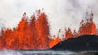 Ein Vulkan spuckt Lava. Es ist der fünfte Vulkanausbruch seit Dezember.