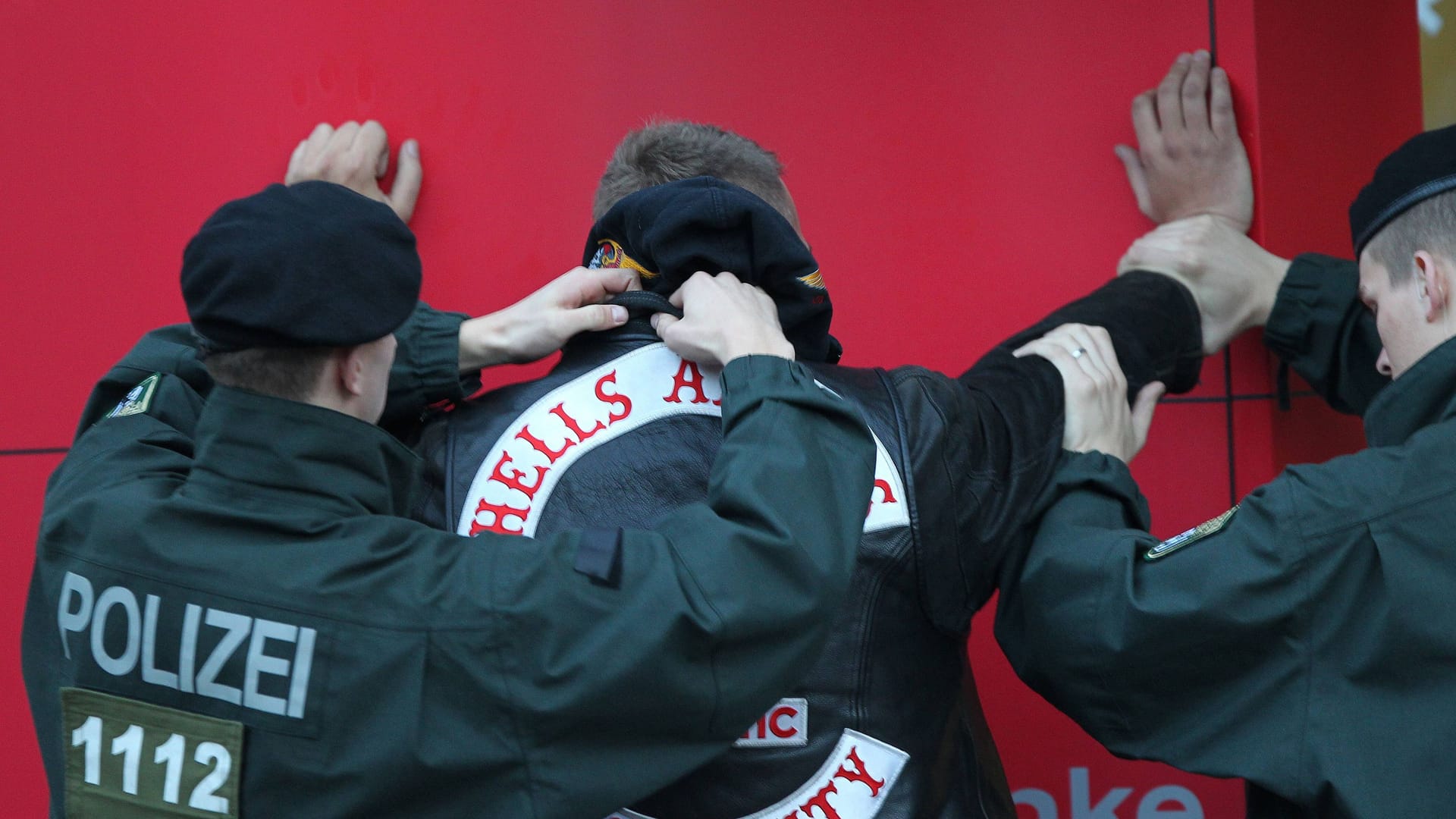 Polizeibeamte durchsuchen ein Münchner Hells Angels-Mitglied. Welche Gefahr geht von den Rockern wirklich aus?