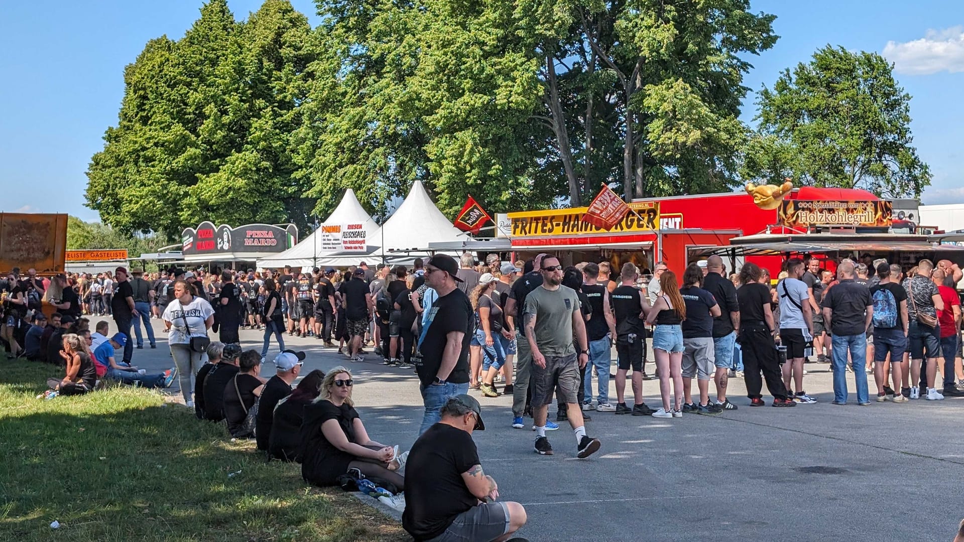 Schlange stehen in der Dresdner Flutrinne: Heute startet das erste von vier Rammstein-Konzerten.