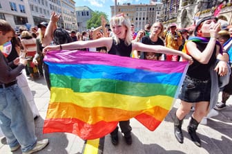 Christopher Street Day in München, 2023 (Archivbild): Es gibt Fortschritte gegen Queerfeindlichkeit, aber auch Rückschläge.