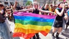 Christopher Street Day in München, 2023 (Archivbild): Es gibt Fortschritte gegen Queerfeindlichkeit, aber auch Rückschläge.