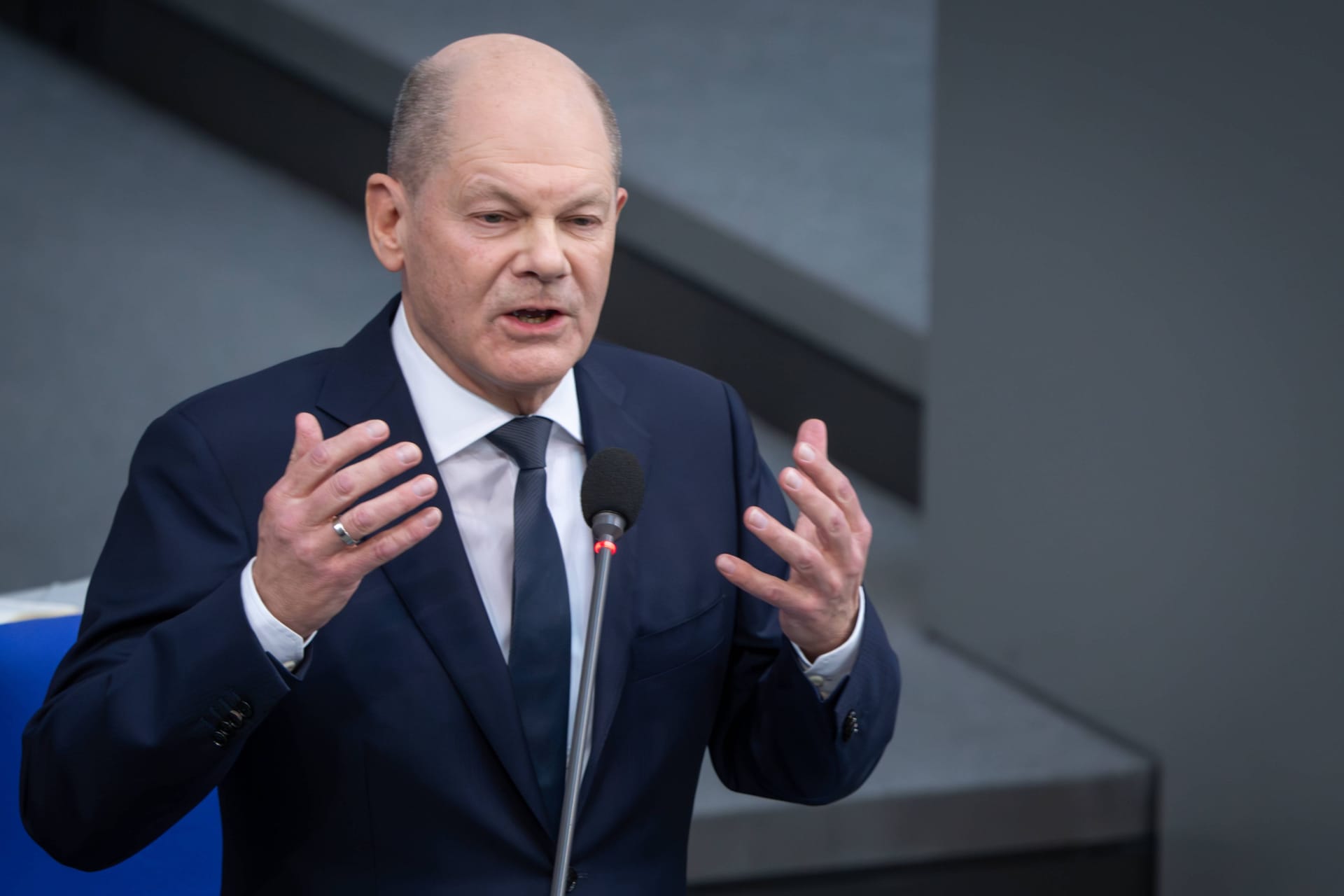 Befragung des Bundeskanzlers im Deutschen Bundestag Bundeskanzler Olaf Scholz SPD im Portrait bei seiner energischen Antwort im Rahmen der Befragung der Bundesregierung/ des Bundeskanzler bei der 156. Sitzung des Deutschen Bundestag in Berlin, 13.03.2024 Berlin Berlin