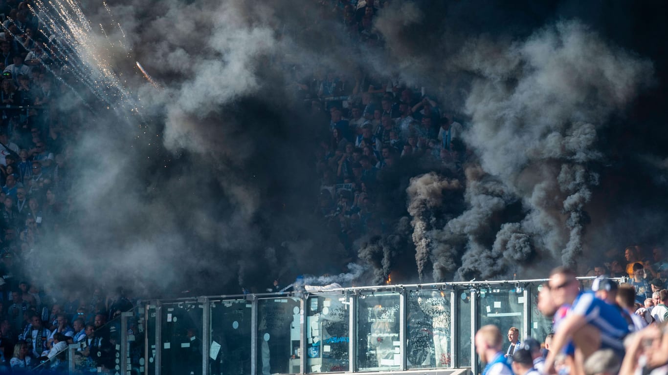 Rauchfackeln produzierten eine schwarze Wolke im Stadion.