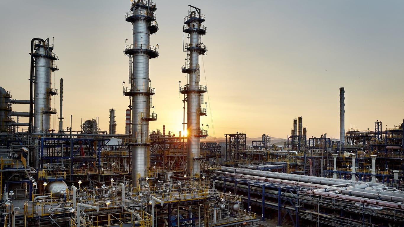 Eine Raffinerie in der Türkei (Symbolbild): Offenbar wird in einigen Betrieben russisches Öl EU-tauglich gemacht.