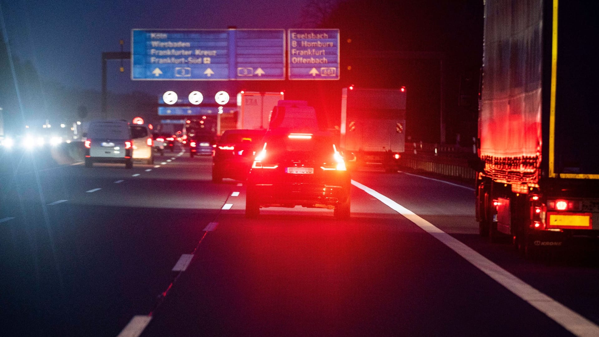 Autos auf der A3 in Hessen (Symbolfoto): Dort kam es am Sonntagnachmittag zu einem schweren Unfall.