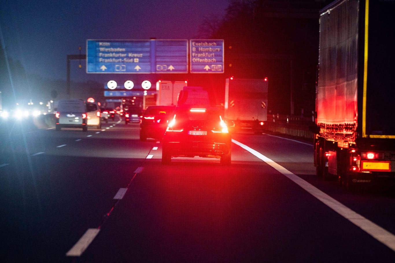 Autos auf der A3 in Hessen (Symbolfoto): Dort kam es am Sonntagnachmittag zu einem schweren Unfall.
