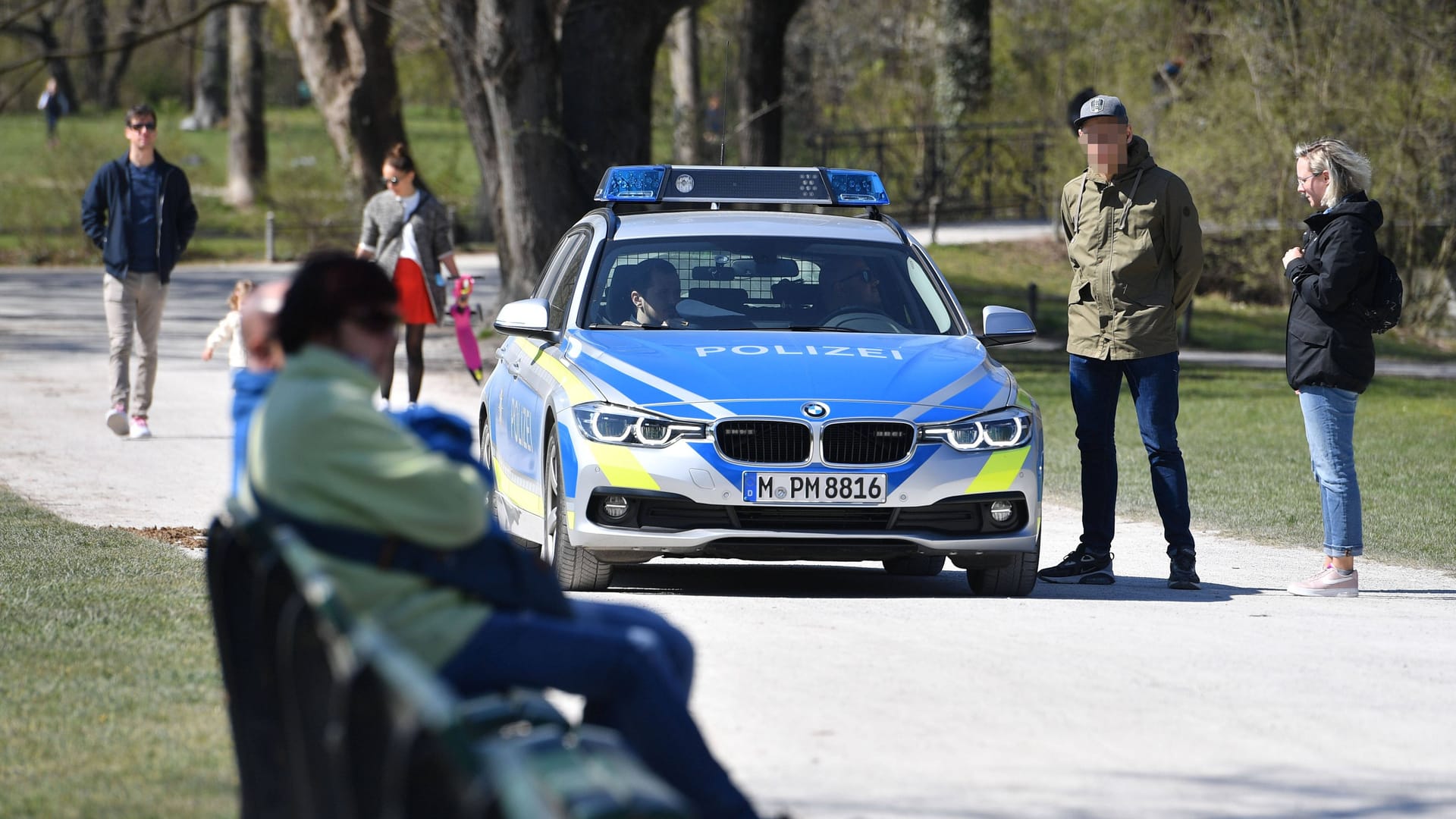 Ein Polizeiauto fährt durch den Englischen Garten in München (Archivbild): In der Parkanlage kommt es hauptsächlich zu Diebstählen und Fällen von Körperverletzung.