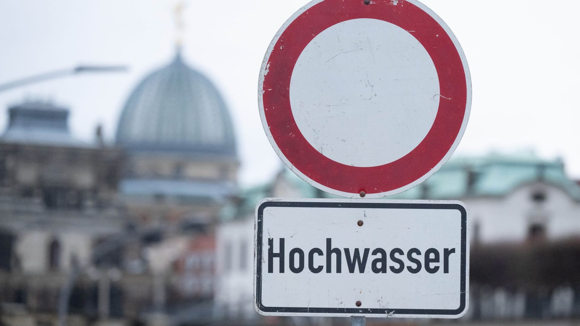 Sachsen, Dresden: Ein Schild mit der Aufschrift "Hochwasser" steht am Terrassenufer (Archivbild): Der Süden und der Osten Deutschlands bereiten sich auf Unwetter vor. Sachsen, Dresden: Ein Schild mit der Aufschrift "Hochwasser" steht am Terrassenufer (Archivbild): Der Süden und der Osten Deutschlands bereiten sich auf Unwetter vor.